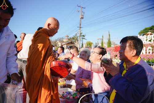 ภาพ No.106804:พิธีตักบาตรพระ ๒๐๐ รูป  "สร้างบุญใหญ่ ส่งท้ายปีเก่า ต้อนรับปีใหม่ ๒๕๖๗" วันอาทิตย์ที่ ๓๑ ธันวาคม ๒๕๖๖ ณ ถนนหน้าที่ว่าการอำเภอภูเรือ อำเภอภูเรือ จังหวัดเลย
