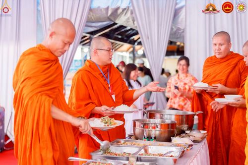 ภาพ No.224477:วันจันทร์ที่ 12 พฤษภาคม พ.ศ. 2568  ชาวพุทธในอินโดนีเซีย ร่วมฉลองวิสาขบูชาจุดประทีปกว่า 200,000 ดวง ณ พระมหาเจดีย์บรมพุทโธ  เจริญพุทธมนต์ถวาย “พระวชิรเกล้าเจ้าอยู่หัว”