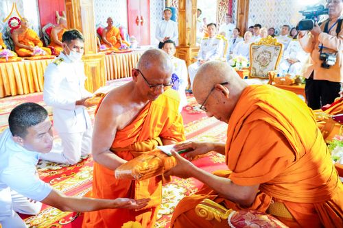 ภาพ No.146692:พิธีต้อนรับสัญญาบัตร พัดยศ ผ้าไตร ในโอกาสที่พระบาทสมเด็จพระเจ้าอยู่หัว ทรงพระกรุณาโปรดพระราชทานสัญญาบัตรตั้งสมณศักดิ์ พระวิมลศาสนวิเทศ (สำรวจ กมโล) เจ้าอาวาสวัดไทยนอร์เวย์ เป็นพระราชาคณะชั้นราช ในราชทินนามที่ “พระราชวชิรศาสนวิเทศ”