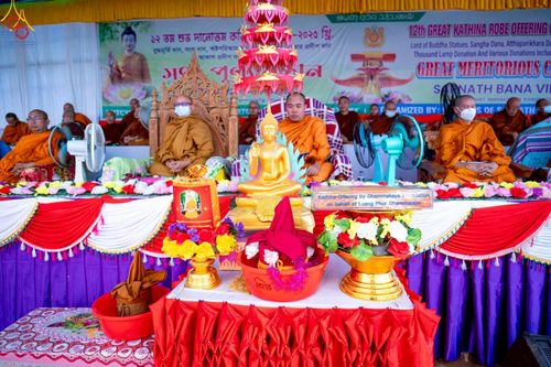 ภาพ No.261636:วันที่ 19 ตุลาคม พ.ศ. 2568 พิธีทอดกฐินสมทบ วัดกัลยาณมิตรต่างประเทศ บูชาธรรม 81 ปี หลวงพ่อธัมมชโย ณ วัดสารนาถ เมืองคาร์การชารี ประเทศบังกลาเทศ 