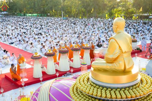 ภาพ No.192644:พิธีจุดประทีปถวายเป็นพุทธบูชา และบูชาธรรมมหาปูชนียาจารย์ ณ อนุสรณ์สถานคลองบางนางแท่น อ.สามพราน จ.นครปฐม ในโครงการธรรมยาตรา กตัญญูบูชา มหาปูชนียาจารย์ พระมงคลเทพมุนี(สด จนฺทสโร) พระผู้ปราบมาร อนุสรณ์สถาน 7 แห่ง ปีที่ 13 วันที่ 10 มกราคม พ.ศ. 2568