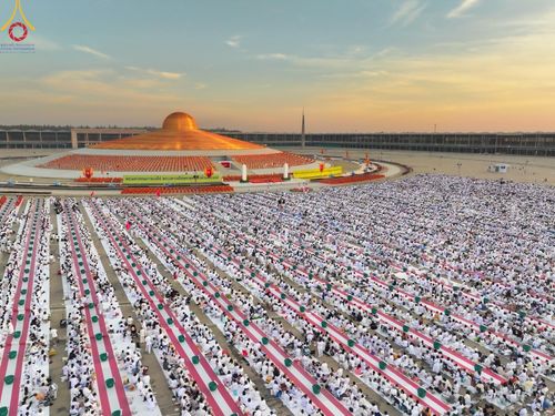 ภาพ No.187742:พิธีตักบาตรฉลองพระใหม่ ต้อนรับพุทธศักราช 2568 ณ ลานธรรมพระมหาธรรมกายเจดีย์ วัดพระธรรมกาย จ.ปทุมธานี วันที่ 1 มกราคม พ.ศ. 2568