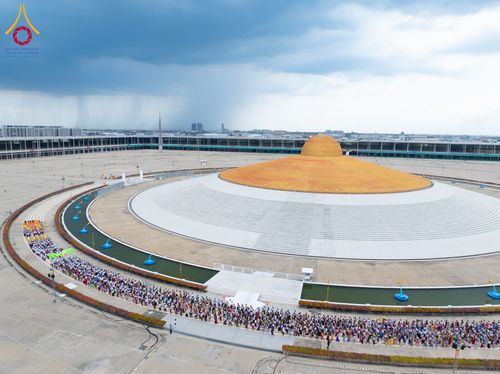 ภาพ No.143675:พิธีถวายผ้าไตร, สวดธรรมจักร, ปฏิบัติธรรม และฟังแสดงพระธรรมเทศนา ภาษาเมียนมา โดยมีสาธุชนชาวเมียนมากว่า 4,000 คน เข้าร่วมพิธี ณ มหารัตนวิหารคด วัดพระธรรมกาย วันอาทิตย์ที่ 7 กรกฎาคม พ.ศ. 2567