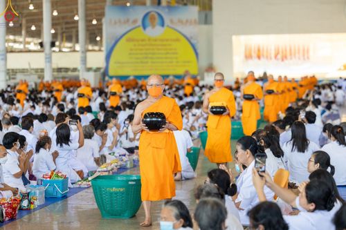 ภาพ No.89447:พิธีตักบาตร ข้าวสารอาหารแห้ง พิธีบูชาข้าวพระ และพิธีจุดเทียนใจ ไฟนิรันดร์  อนันตชัย ณ สภาธรรมกายสากล วัดพระธรรมกาย วันอาทิตย์ที่ 1 ตุลาคม พ.ศ. 2566