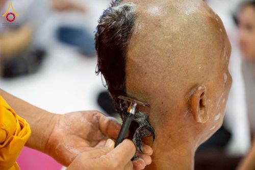 ภาพ No.230718:วันที่ 29 มิถุนายน พ.ศ.2568 พิธีตัดปอยผมและปลงผมนาคธรรมทายาท โครงการบรรพชาอุปสมบทหมู่ รุ่นเข้าพรรษา ณ วิหารคด วัดพระธรรมกาย