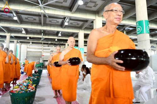 ภาพ No.256666:วันที่ 11 ตุลาคม พ.ศ. 2568 พิธีตักบาตรฉลองพระใหม่  โครงการอุปสมบทบูชาธรรม 141 ปี  พระมงคลเทพมุนี (สด จนฺทโร) ผู้ค้นพบวิชชาธรรมกาย ณ มหาวิหารคด 9 วัดพระธรรมกาย