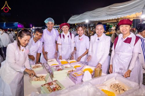 ภาพ No.193594:สาธุชนถวายภัตตาหารเป็นสังฆทาน แด่พระธรรมยาตรา ณ อนุสรณ์สถานคลองบางนางแท่น อ.สามพราน จ.นครปฐม ในโครงการธรรมยาตรา กตัญญูบูชา มหาปูชนียาจารย์ พระมงคลเทพมุนี(สด จนฺทสโร) พระผู้ปราบมาร อนุสรณ์สถาน 7 แห่ง ปีที่ 13 วันที่ 11 มกราคม พ.ศ. 2568