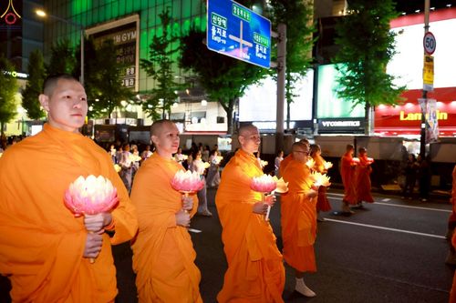ภาพ No.229557:วันเสาร์ที่ 26 เมษายน พ.ศ. 2568 คณะพระภิกษุสามเณรในโครงการบรรพชาหมู่ 81 รูป  วัดภาวนาโซล ประเทศเกาหลีใต้ ได้ร่วมกับคณะสาธุชนคนไทยในเกาหลีใต้  ร่วมกันเดินขบวนอัญเชิญโคมดอกบัว  เพื่อบูชาแด่องค์สมเด็จพระสัมมาสัมพุทธเจ้า  ในงานเทศกาลวิสาขบูชานานาชาติ ประจำปี