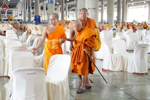 ภาพ No.219274:บรรยากาศการเดินทางเข้าวัดพระธรรมกาย , การต้อนรับปฏิสันถาร , การฉันภัตตาหารเช้า , การลงทะเบียนพระสังฆาธิการ  เนื่องในวันคุ้มครองโลก พิธีถวายมหาสังฆทานคณะสงฆ์ 40,000 กว่าวัดทั่วประเทศ ณ วัดพระธรรมกาย