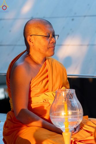 ภาพ No.190107:พิธีจุดประทีปถวายเป็นพุทธบูชา และบูชาธรรมมหาปูชนียาจารย์ ณ อนุสรณ์สถานมหาวิหารพระมงคลเทพมุนี (โลตัสแลนด์) อ.สองพี่น้อง จ.สุพรรณบุรี ในโครงการธรรมยาตรา กตัญญูบูชา มหาปูชนียาจารย์ พระมงคลเทพมุนี(สด จนฺทสโร) พระผู้ปราบมาร อนุสรณ์สถาน 7 แห่ง ปีที่ 13