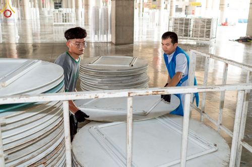 ภาพ No.220774:วันที่ 24-25 เมษายน พ.ศ. 2568 การเก็บงาน ผ้ารับประเคน ผ้าระบาย โต๊ะ เก้าอี้  ภายหลังงานวันคุ้มครองโลก ณ วัดพระธรรมกาย