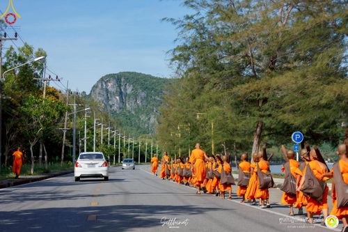 ภาพ No.222147:วันที่ 26-27 เมษายน พ.ศ. 2568 ศูนย์ปฏิบัติธรรมสวนผึ้ง ร่วมกับ ธุดงค์คสถานประจวบคีรีขันธ์ และวัดอ่าวน้อย  จัดกิจกรรมเดินธรรมยาตรา ตักบาตรข้าวสารอาหารแห้ง และจุดประทีปถวายเป็นพุทธบูชา ณ วัดอ่าวน้อย จ.ประจวบคีรีขันธ์