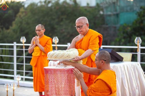 ภาพ No.201570:พิธีจุดประทีปถวายเป็นพุทธบูชา และบูชาธรรมมหาปูชนียาจารย์ ณ อาคารธรรมยาตรา กตัญญูบูชามหาปูชนียาจารย์ ตรงข้ามวัดปากน้ำภาษีเจริญ จ.กรุงเทพมหานคร ในโครงการธรรมยาตรา กตัญญูบูชา มหาปูชนียาจารย์ พระมงคลเทพมุนี(สด จนฺทสโร) พระผู้ปราบมาร อนุสรณ์สถาน 7 แห่ง