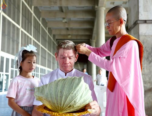 ภาพ No.230777:วันที่ 28 มิถุนายน พ.ศ. 2568 พิธีตัดปอยผมและปลงผม โครงการบวชพระนานาชาติ AEC & WAB รุ่นที่ 9 ณ วิหารคด 2 วัดพระธรรมกาย