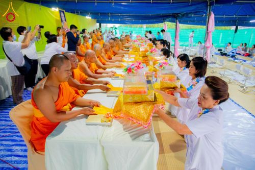 ภาพ No.191024:พิธีถวายภัตตาหารเป็นสังฆทาน แด่พระธรรมยาตรา ณ อนุสรณ์สถานคลองบางนางแท่น อ.สามพราน จ.นครปฐม ในโครงการธรรมยาตรา กตัญญูบูชา มหาปูชนียาจารย์ พระมงคลเทพมุนี(สด จนฺทสโร) พระผู้ปราบมาร อนุสรณ์สถาน 7 แห่ง ปีที่ 13 วันที่ 8 มกราคม พ.ศ. 2568