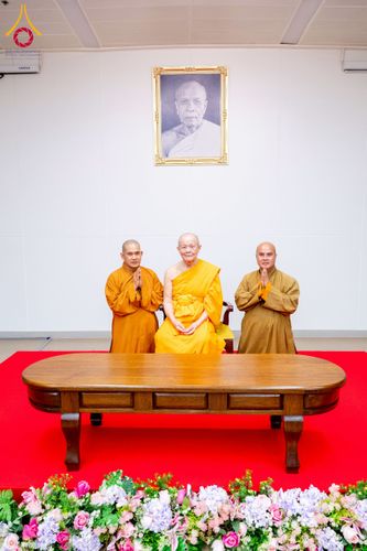 ภาพ No.222974:วันที่ 23 เมษายน พ.ศ. 2568 หลวงพ่อทัตตชีโวต้อนรับคณะสงฆ์ World Pec ณ อาคาร 100 ปี คุณยายมหารัตนอุบาสิกาจันทร์ ขนนกยูง วัดพระธรรมกาย