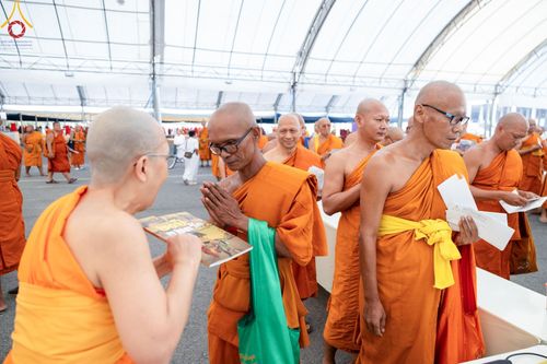 ภาพ No.60316:การต้อนรับพระสังฆาธิการ 10,000 กว่าวัดทั่วประเทศ พิธีมอบปัจจัยช่วยเหลือครู 4 จังหวัดชายแดนภาคใต้ พิธีปฏิบัติธรรม ในวันคุ้มครองโลก วันจันทร์ที่ 22 เมษายน พ.ศ.2567 ณ วัดพระธรรมกาย จ.ปทุมธานี