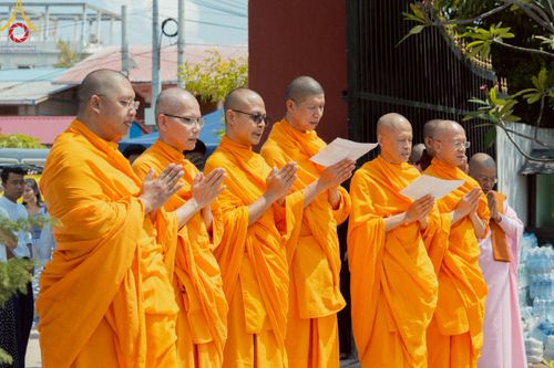 ภาพ No.220304:วันที่ 17 เมษายน พ.ศ. 2568 ผู้แทนวัดพระธรรมกาย ลงพื้นที่เยียวยา ซับน้ำตาเหยื่อแผ่นดินไหวมัณฑะเลย์