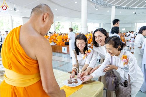 ภาพ No.174643:พิธีถวายภัตตาหารเมนูสวรรค์ เพื่อการบรรลุธรรม ณ หอฉันคุณยายอาจารย์ฯ วัดพระธรรมกาย วันที่ 23 พฤศจิกายน พ.ศ. 2567