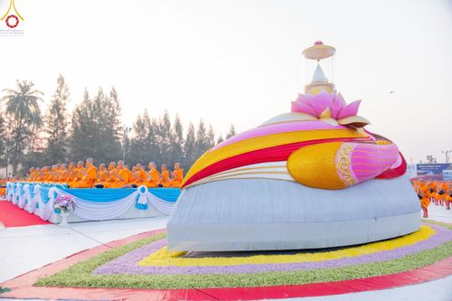 ภาพ No.110243:พิธีตักบาตรพระธรรมยาตราฯ ในโครงการธรรมยาตรากตัญญูบูชา มหาปูชนียาจารย์ พระมงคลเทพมุนี(สด จนฺทสโร) พระผู้ปราบมาร ปีที่ 12 ณ อนุสรณ์สถานลำดับที่ 2 สถานที่ตั้งมโนปณิธานบวชตลอดชีวิต อนุสรณ์สถานบางนางแท่น จ.นครปฐม วันที่ 11 มกราคม พ.ศ. 2567