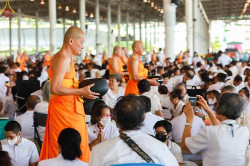 ภาพ No.143393:พิธีตักบาตร ข้าวสารอาหารแห้ง ณ บ้านแก้วเรือนทองคุณยายฯ และ พิธีบูชาข้าวพระ  ณ สภาธรรมกายสากล วัดพระธรรมกาย วันอาทิตย์ที่ 7 กรกฎาคม พ.ศ. 2567