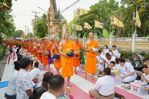 ภาพ No.135394:โครงการตักบาตรข้าวสารอาหารแห้งพระภิกษุสามเณร ๑,๐๐๐ รูป วันอังคารที่ ๙ เมษายน พ.ศ.๒๕๖๗ ณ ถนนหน้าที่ว่าการอำเภอคลองขลุง (เส้นเลียบแม่น้ำปิง) ตำบลคลองขลุง อำเภอคลองขลุง จังหวัดกำแพงเพชร