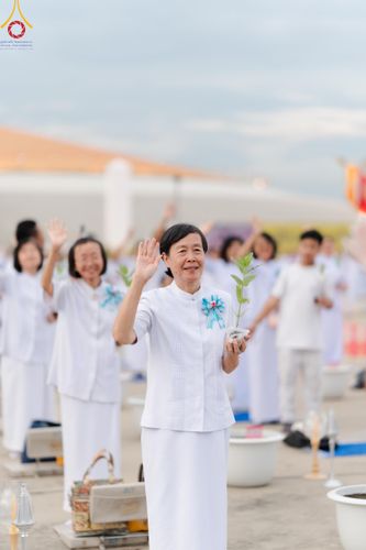 ภาพ No.160421:พิธีปลูกต้นทรัพย์บานชื่น ณ ลานธรรม พระมหาธรรมกายเจดีย์ วัดพระธรรมกาย จ.ปทุมธานี วันพฤหัสบดีที่ 10 ตุลาคม พ.ศ. 2567