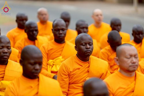 ภาพ No.232998:วันอาทิตย์ 29 มิถุนายน พ.ศ. 2568 กิจกรรมอบรมธรรมทายาทแอฟริกาใต้  ปฏิบัติธรรมสร้างสันติสุขภายใน แสงแห่งพุทธธรรมสู่แผ่นดินแอฟริกาใต้ ณ บริเวณหน้าวัดพระธรรมกายโจฮันเนสเบิร์ก