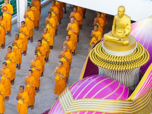 ภาพ No.201300:พระธรรมยาตราปฏิบัติธรรม และถ่ายภาพหมู่ประวัติศาสตร์ ณ อาคารธรรมยาตรา กตัญญูบูชามหาปูชนียาจารย์  ตรงข้ามวัดปากน้ำภาษีเจริญ จ.กรุงเทพมหานคร ในโครงการธรรมยาตรา กตัญญูบูชา มหาปูชนียาจารย์ พระมงคลเทพมุนี(สด จนฺทสโร) พระผู้ปราบมาร อนุสรณ์สถาน 7 แห่ง ปีที่ 13