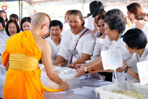 ภาพ No.127833:พิธีถวายภัตตาหารเป็นสังฆทาน แด่คณะพระธรรมยาตราฯ ในโครงการธรรมยาตราอัญเชิญพระบรมสารีริกธาตุ ประดิษฐาน ณ มหารัตนเจดีย์สิริปทุมสวรรค์ อ.บางกล่ำ จ.สงขลา วันที่ 9 มีนาคม พ.ศ. 2567