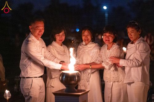 ภาพ No.130621:พิธีจุดโคมประทีปถวายเป็นพุทธบูชา ในโครงการบรรพชา 1,250 รูป ณ มหาวิหารมายาเทวี แดนประสูติ สวนลุมพินี ประเทศเนปาล วันที่ 9 มีนาคม พ.ศ. 2567