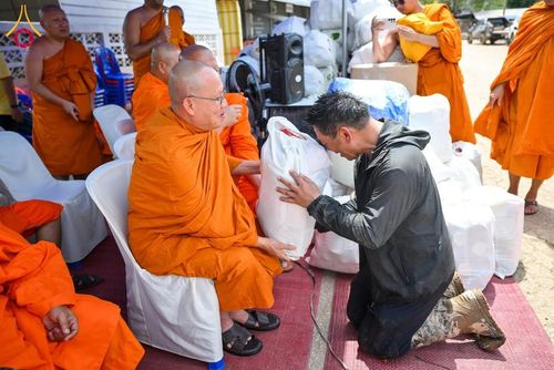 ภาพ No.159342:วันศุกร์ที่ 25 กันยายน พ.ศ. 2567 วัดพระธรรมกาย มูลนิธิธรรมกาย และคณะศิษยานุศิษย์ฯ ร่วมสมทบกัปปิยภัณฑ์ จำนวน 200,000 บาท สนับสนุนสำนักงานเจ้าคณะใหญ่หนตะวันออก ฝ่ายสาธารณสงเคราะห์ของมหาเถรสมาคม เพื่อช่วยเหลือผู้ประสบอุทกภัย