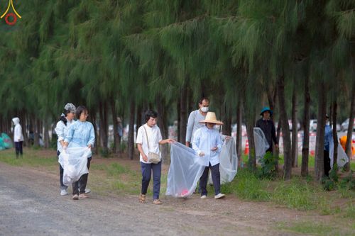 ภาพ No.220464:วันที่ 23-25 เมษายน พ.ศ. 2568 เจ้าหน้าที่และสาธุชนช่วยกัน รับบุญเก็บงานวันคุ้มครองโลก ณ วัดพระธรรมกาย