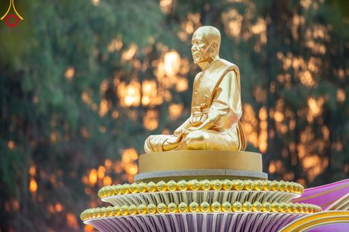 ภาพ No.107116:พิธีจุดประทีปถวายเป็นพุทธบูชา และบูชาธรรมมหาปูชนียาจารย์ ในโครงการธรรมยาตรากตัญญูบูชา มหาปูชนียาจารย์ พระมงคลเทพมุนี(สด จนฺทสโร) พระผู้ปราบมาร  อนุสรณ์สถาน 7 แห่ง ปีที่ 12  วันที่ 6 มกราคม พ.ศ. 2567 ณ อนุสรณ์สถานมหาวิหารพระมงคลเทพมุนี อ.สองพี่น้อง จ.สุพร