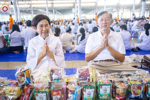 ภาพ No.92111:พิธีตักบาตร ในวันทอดกฐินสามัคคี ประจำปีพุทธศักราช 2566 วันอาทิตย์ต้นเดือนที่ 5 พฤศจิกายน พ.ศ. 2566 ณ สภาธรรมกายสากล วัดพระธรรมกาย จ.ปทุมธานี