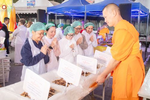 ภาพ No.190465:สาธุชนถวายภัตตาหารเป็นสังฆทาน แด่พระธรรมยาตรา ณ อนุสรณ์สถานมหาวิหารพระมงคลเทพมุนี (โลตัสแลนด์) อ.สองพี่น้อง จ.สุพรรณบุรี ในโครงการธรรมยาตรา กตัญญูบูชา มหาปูชนียาจารย์ พระมงคลเทพมุนี(สด จนฺทสโร) พระผู้ปราบมาร แห่ง ปีที่ 13 วันที่ 7 มกราคม พ.ศ.2568