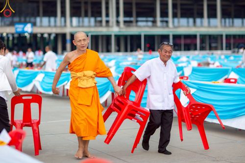 ภาพ No.218455:วันที่ 15 - 18 เมษายน พ.ศ. 2568 การเตรียมภาชนะสำหรับถวายภัตตาหาร , การจัดโต๊ะเก้าอี้ในลานธรรม , การแพ็คพัสดุงานต้อนรับ เพื่องานวันคุ้มครองโลก 22 เมษายน พ.ศ.2568 วัดพระธรรมกาย