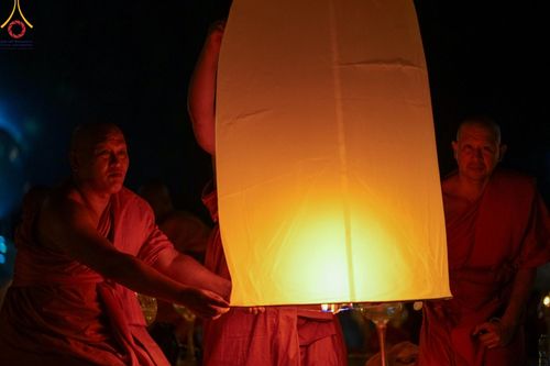 ภาพ No.175946:พิธีจุดประทีปโคมลาน, โคมลอยและลอยกระทง ถวายประทีปเป็นพุทธบูชา สร้างความสว่างไสวให้กับแผ่นดินด้วยแสงธรรม วันที่ 15 พฤศจิกายน พ.ศ. 2567 ณ พุทธอุทยานนานาชาติ อ.โพนพิสัย จ.หนองคาย