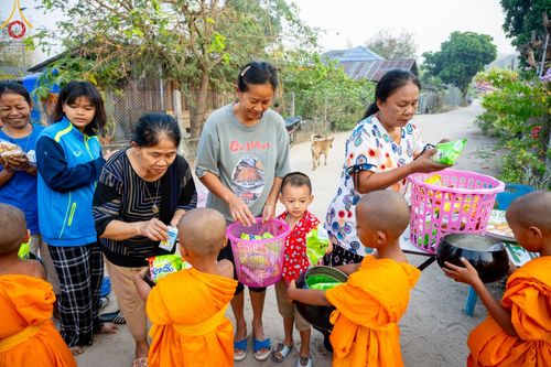 ภาพ No.62250:Photo Story  มหัศจรรย์วัดดงดินแดง Episode 4 กิจกรรมตักบาตรฉลองพระ-เณรกว่า 500 รูป