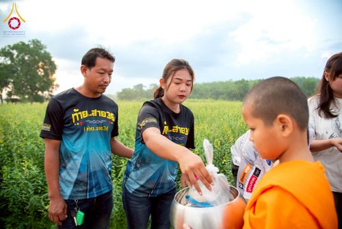 ภาพ No.217936:วันศุกร์ที่ 11 เมษายน พ.ศ. 2568 พระและสามเณร 99 รูป จากศูนย์ปฏิบัติธรรมระยอง(บ้านช่องลม) บิณฑบาต ณ ทุ่งปอเทือง ต.บางบุตร อ.บ้านค่าย จ.ระยอง เพื่อเป็นการฝึกสามเณรภาคฤดูร้อน ผ่านกิจวัตรบิณฑบาตในพื้นที่ชุมชน