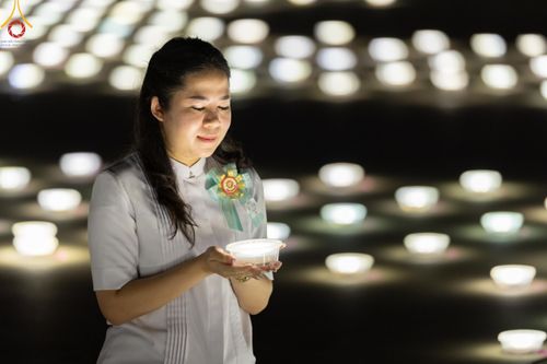 ภาพ No.59878:คณะสงฆ์และสาธุชนร่วมใจกัน สวดมนต์บทธัมมจักกัปปวัตนสูตร ครบ 6,315,808,080 จบ และจุดประทีปแปรอักษร ถวายเป็นพุทธบูชา เนื่องในวาระ "ฉลองอายุวัฒนมงคล 80 ปี หลวงพ่อธัมมชโย" ณ ลานธรรม มหารัตนวิหารคด วัดพระธรรมกาย