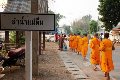 ภาพ No.136981:Photo Story  มหัศจรรย์วัดดงดินแดง Episode 5 กิจกรรมถ่ายภาพหมู่ประวัติศาสตร์ และตักบาตรฉลองพระ-เณรกว่า 500 รูป วันที่ 6 เมษายน พ.ศ. 2567