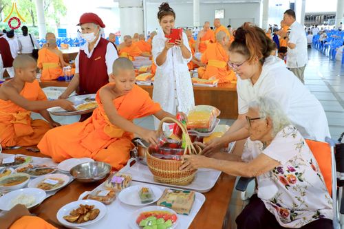 ภาพ No.217126:วันเสาร์ที่ 12 เมษายน พ.ศ. 2568 พิธีบุพเปตพลี ครั้งที่ 162 ร่วมอุทิศบุญแด่หมู่ญาติที่ล่วงลับไปแล้ว และพิธีถวายภัตตาหารเมนูสวรรค์ ณ หอฉันคุณยายอาจารย์ฯ วัดพระธรรมกาย