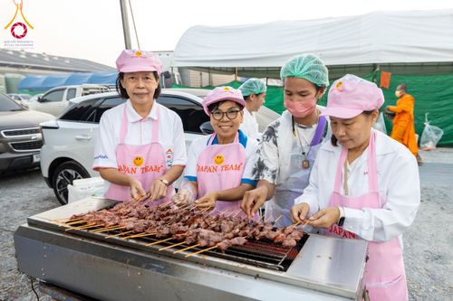 ภาพ No.191773:พิธีถวายภัตตาหารเป็นสังฆทาน แด่พระธรรมยาตรา ณ อนุสรณ์สถานคลองบางนางแท่น อ.สามพราน จ.นครปฐม ในโครงการธรรมยาตรา กตัญญูบูชา มหาปูชนียาจารย์ พระมงคลเทพมุนี(สด จนฺทสโร) พระผู้ปราบมาร อนุสรณ์สถาน 7 แห่ง ปีที่ 13 วันที่ 9 มกราคม พ.ศ. 2568