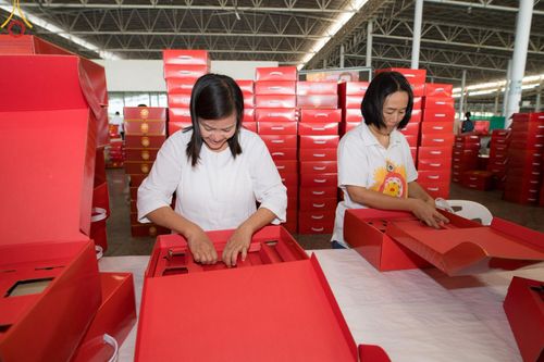 ภาพ No.212256:วันพุธที่ 19 มีนาคม พ.ศ. 2568 การบรรจุไทยธรรมลงกล่องสำเร็จ 43,500 กล่อง เพื่อถวายแด่พระสังฆาธิการ 40,000 กว่าวัดทั่วไทย ในวันคุ้มครองโลก 22 เมษายน พ.ศ. 2568 ณ บ้านแก้วเรือนทองคุณยายฯ วัดพระธรรมกาย