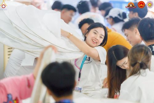 ภาพ No.224740:วันที่ 11 -12 พฤษภาคม พ.ศ. 2568 คณะพระอาจารย์ เจ้าหน้าที่ อาสาสมัคร นักศึกษา ทั้งชาวอินโดนีเซีย และชาวไทย ร่วมแรงร่วมใจ เตรียมงาน เก็บงาน ในวันวิสาขบูชา ณ พระมหาเจดีย์บรมพุทโธ ประเทศอินโดนีเซีย