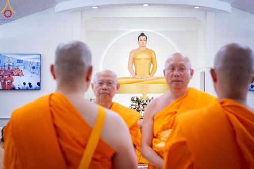 ภาพ No.145007:พิธีบรรพชา และอุปสมบท ธรรมทายาท โดยมี พระเดชพระคุณพระธรรมรัตนาภรณ์ เป็นพระอุปัชฌาย์ ยังความปลื้มปิติใจให้แก่ผู้ปกครอง และคณะญาติมิตร ณ วัดพระธรรมกายนิวเจอร์ซี  ประเทศสหรัฐอเมริกา