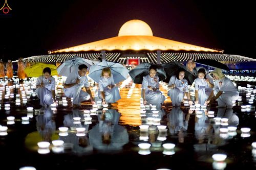 ภาพ No.244208:วันที่ 7 กันยายน พ.ศ. 2568 พิธีจุดประทีป วันครูผู้ค้นพบวิชชาธรรมกาย ณ ลานธรรมฯ และวิหารคด วัดพระธรรมกาย