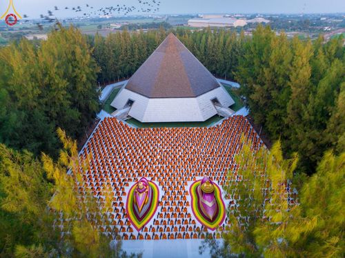 ภาพ No.189198:พระธรรมยาตราปฏิบัติธรรม และถ่ายภาพหมู่ประวัติศาสตร์ ในโครงการธรรมยาตรา กตัญญูบูชา มหาปูชนียาจารย์ พระมงคลเทพมุนี(สด จนฺทสโร) พระผู้ปราบมาร อนุสรณ์สถาน 7 แห่ง ปีที่ 13 วันที่ 4 มกราคม พ.ศ. 2568 ณ อนุสรณ์สถานมหาวิหารพระมงคลเทพมุนี (โลตัสแลนด์) อ.สองพี่น้อง