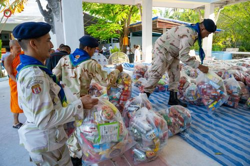 ภาพ No.131814:พิธีถวายสังฆทาน 323 วัด 4 จังหวัดชายแดนภาคใต้ ปีที่ 20 ครั้งที่ 167 และ พิธีมอบกองทุนหนุนแรงใจช่วยครูใต้ ปีที่ 17 ครั้งที่ 132 วันเสาร์ที่ 23 มีนาคม พ.ศ. 2567 ณ วัดมุจลินทวาปีวิหารพระอารามหลวง อ.หนองจิก จ.ปัตตานี